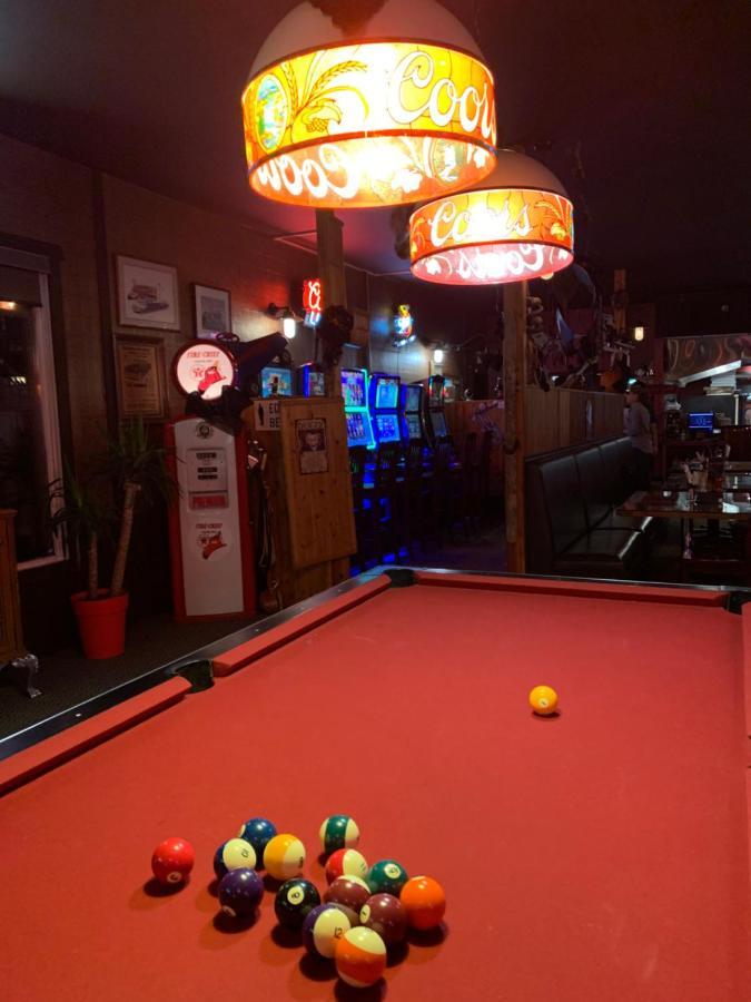 Jolly Giant Pub & Motel Willow Bunch Zewnętrze zdjęcie